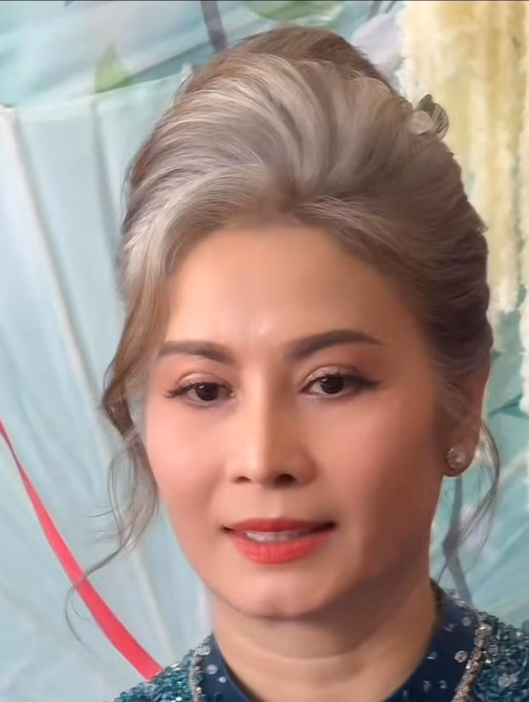 Người phụ nữ này trở thành tâm điểm chú ý với mái tóc màu bạch kim vô cùng nổi bật cùng khí chất sang trọng, quý phái.