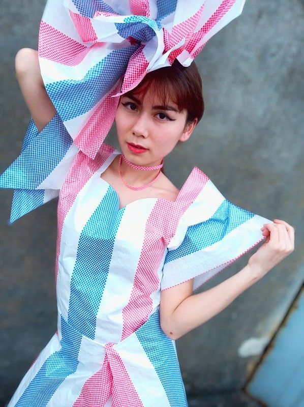 Thời trang phông bạt đã xuất hiện ở Việt Nam cách đây ít năm. Nhưng vào thời điểm đó, cách đưa "phông bạt" vào những thiết kế đồ chỉ giống như một việc làm thể hiện sự sáng tạo, không nhằm mục đích đu trend.