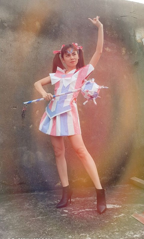 Vào thời điểm dịch covid phải giãn cách xã hội, khiến không ít người cảm thấy buồn chán. Vốn là người thích đi đây đó, nữ nhà văn trẻ Lê Thanh Ngân - tác giả cuốn tiểu thuyết "Bởi Hà Nội có anh" khó tránh khỏi những lúc bí bách như nhiều người. Cô đã nảy ra ý tưởng làm chiếc váy từ những nguyên liệu sẵn có.