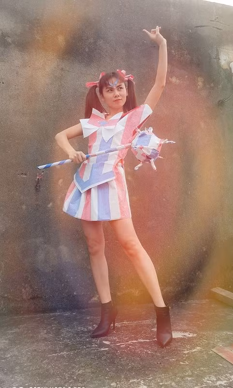 Vào thời điểm dịch covid phải giãn cách xã hội, khiến không ít người cảm thấy buồn chán. Vốn là người thích đi đây đó, nữ nhà văn trẻ Lê Thanh Ngân - tác giả cuốn tiểu thuyết "Bởi Hà Nội có anh" khó tránh khỏi những lúc bí bách như nhiều người. Cô đã nảy ra ý tưởng làm chiếc váy từ những nguyên liệu sẵn có.