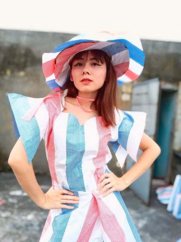 Nữ nhà văn trẻ miệt mài ngồi cắt vẽ, khâu vá suốt mấy ngày trời, tỉ mỉ đến từng đường kim mũi chỉ. Thậm chí, để làm ra bộ sưu tập độc nhất vô nhị này, cô nàng còn hài hước chia sẻ mình đã phải đi lòng vòng hết trong nhà lại ra chuồng gà để lấy cảm hứng sáng tác.