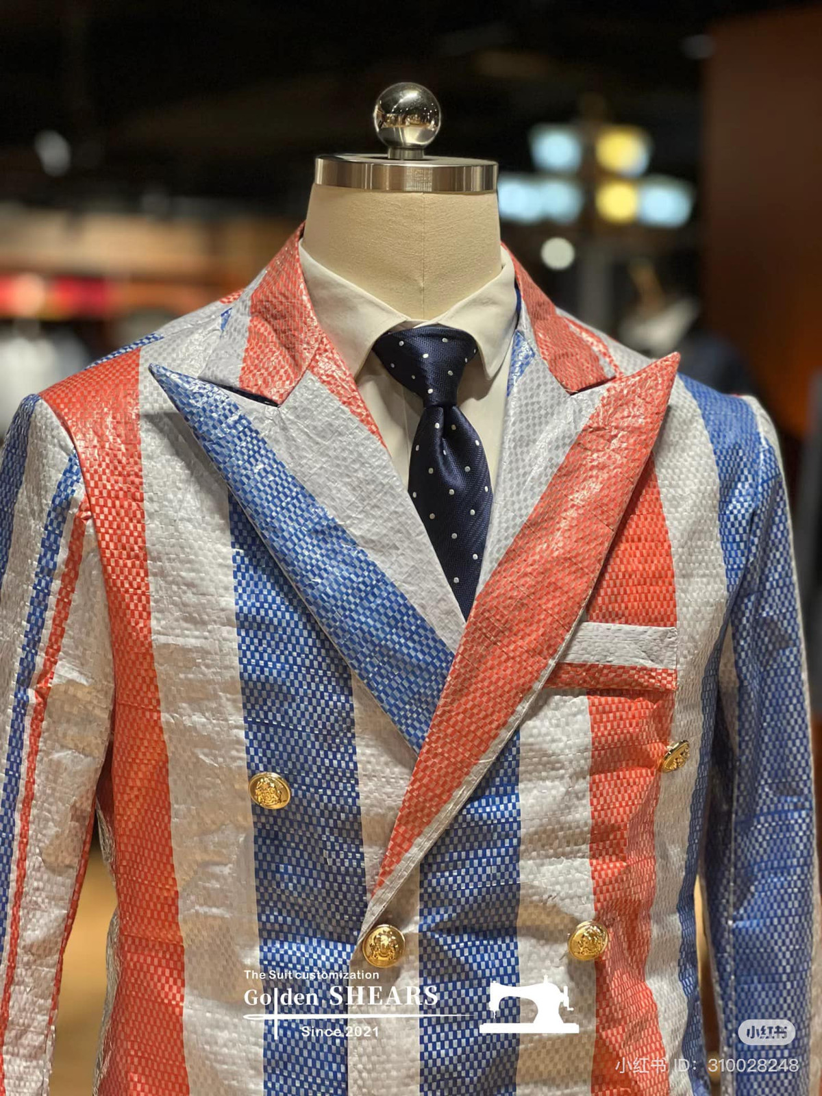 Trào lưu này xuất phát từ một chủ xe Mercedes-Maybach GLS 480, khi người này đăng tải hình ảnh chiếc SUV "phông bạt" của mình. Anh đã làm như vậy để bày tỏ thái độ với cửa hàng bán xe.