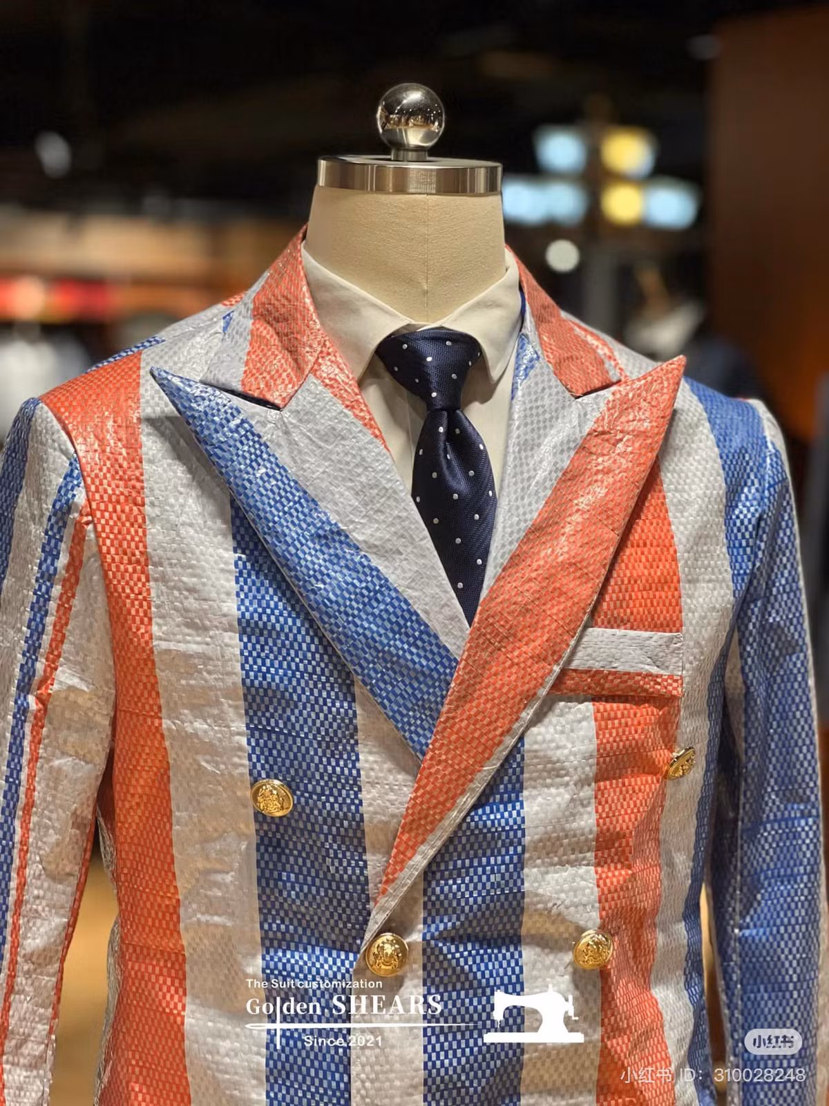 Trào lưu này xuất phát từ một chủ xe Mercedes-Maybach GLS 480, khi người này đăng tải hình ảnh chiếc SUV "phông bạt" của mình. Anh đã làm như vậy để bày tỏ thái độ với cửa hàng bán xe.