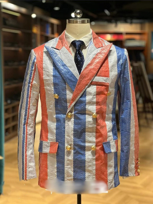 Chiếc áo này được cho là xuất phát từ một nhà mốt ở Trung Quốc. Điều đặc biệt là ở phía dưới hình ảnh được nhà mốt đăng tải, không ít người ngỏ ý thực sự muốn mua chiếc áo này.