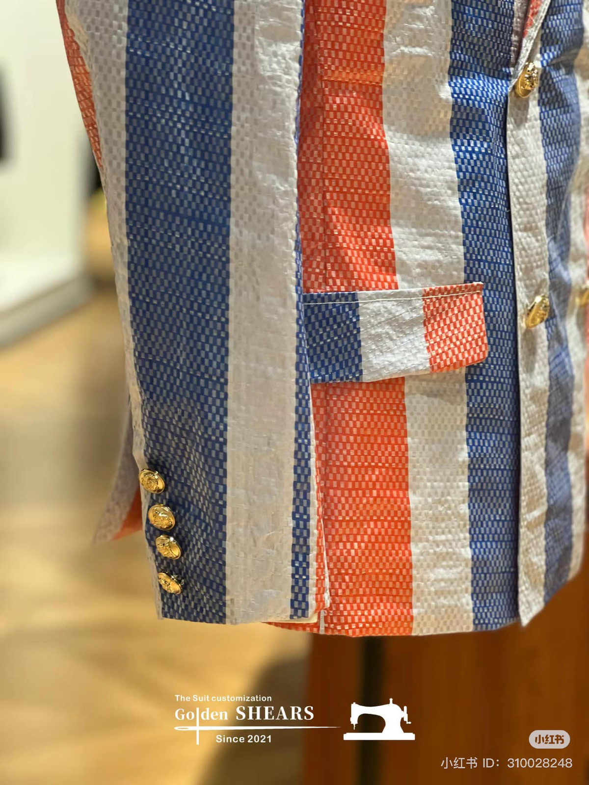 Tại Trung Quốc, trào lưu này diễn ra mạnh mẽ khi hàng loạt chủ xe sang treo những chiếc bạt lên nóc xe của mình, thậm chí thiết kế bạt làm áo, làm mũ diện lên check-in cạnh chiếc xe.