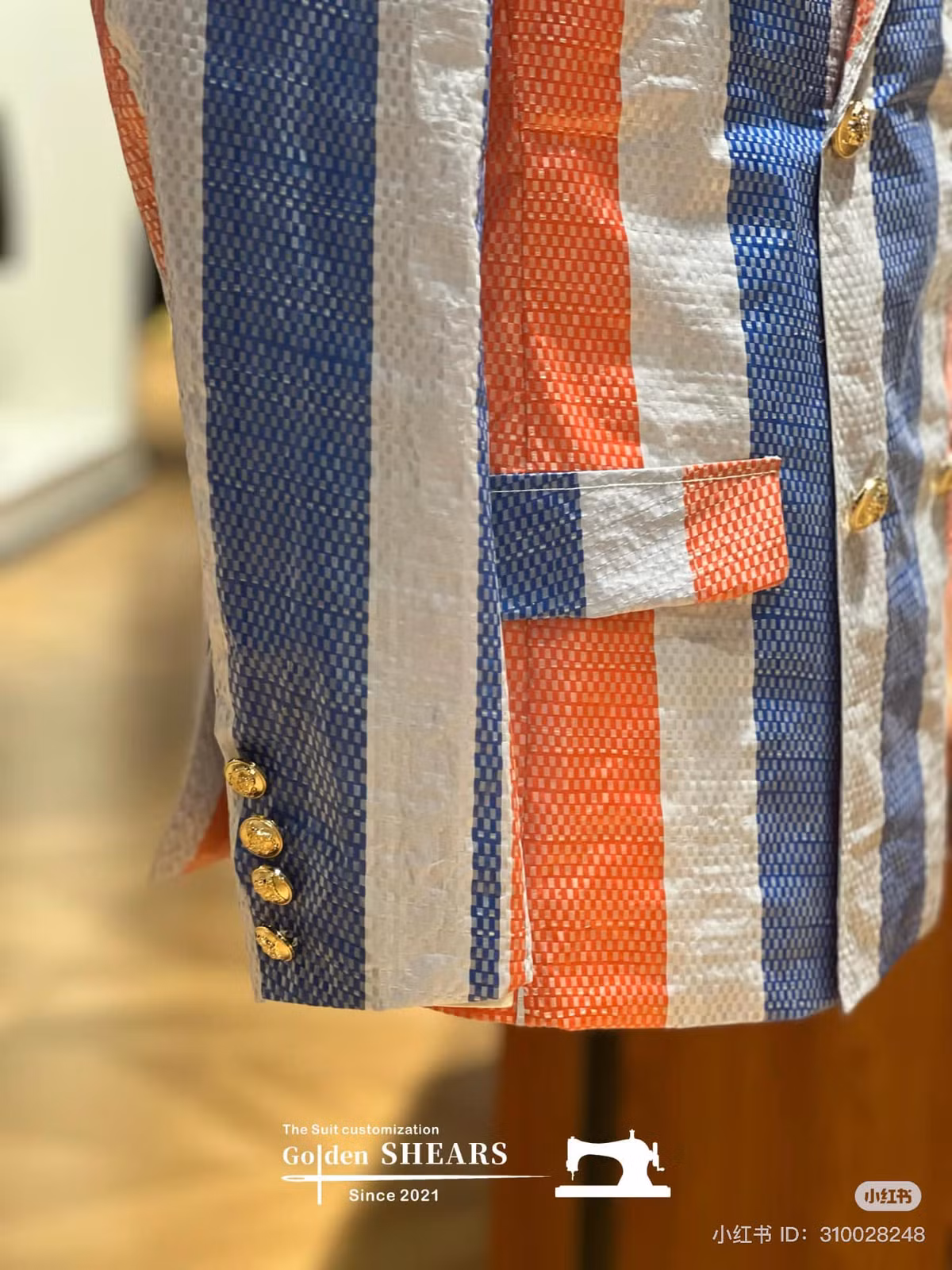 Tại Trung Quốc, trào lưu này diễn ra mạnh mẽ khi hàng loạt chủ xe sang treo những chiếc bạt lên nóc xe của mình, thậm chí thiết kế bạt làm áo, làm mũ diện lên check-in cạnh chiếc xe.