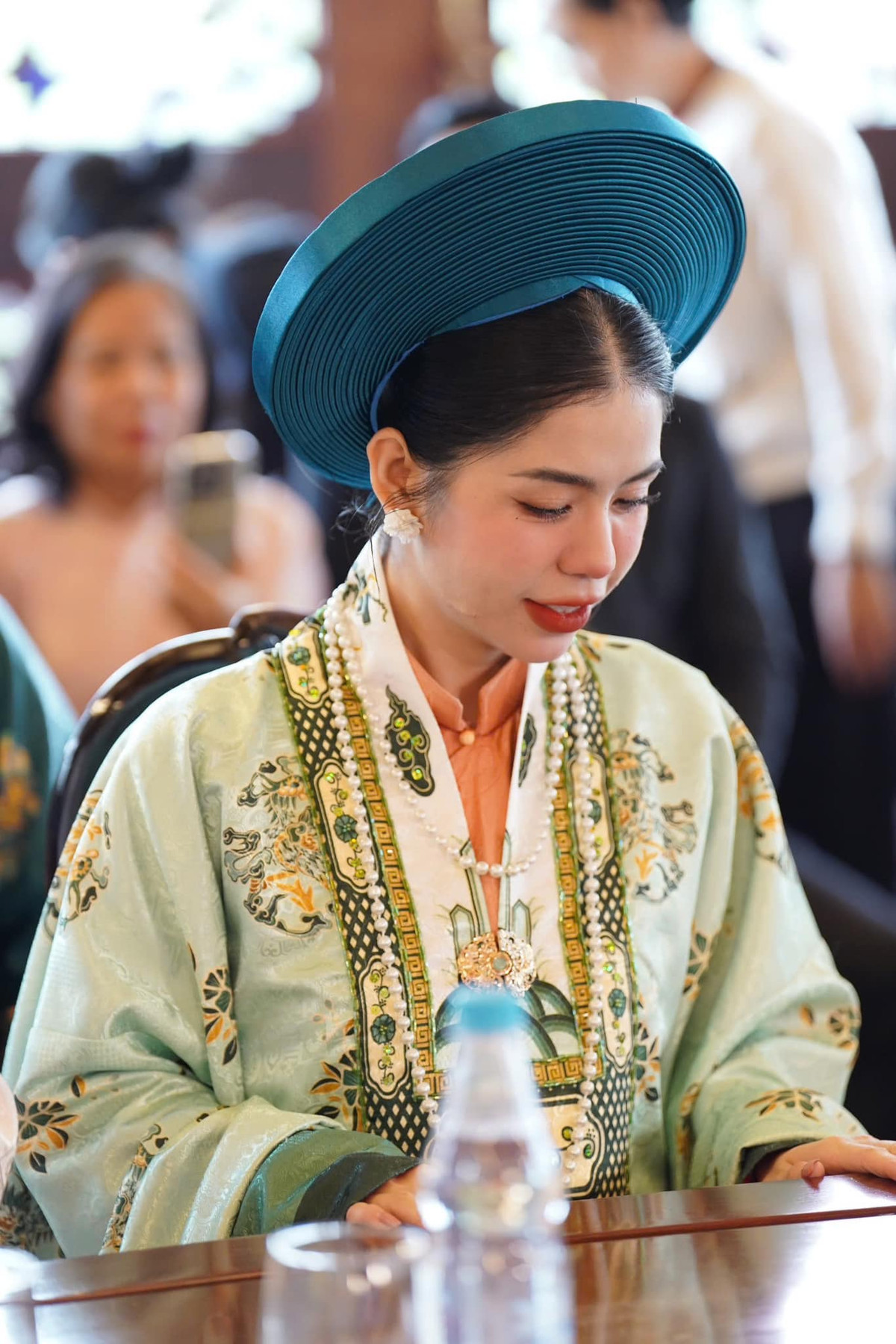 Dù mới vượt qua nhiều chông gai nhưng cô đã sớm lấy lại tinh thần, lên sóng với vẻ ngoài xinh đẹp, tươi tắn.