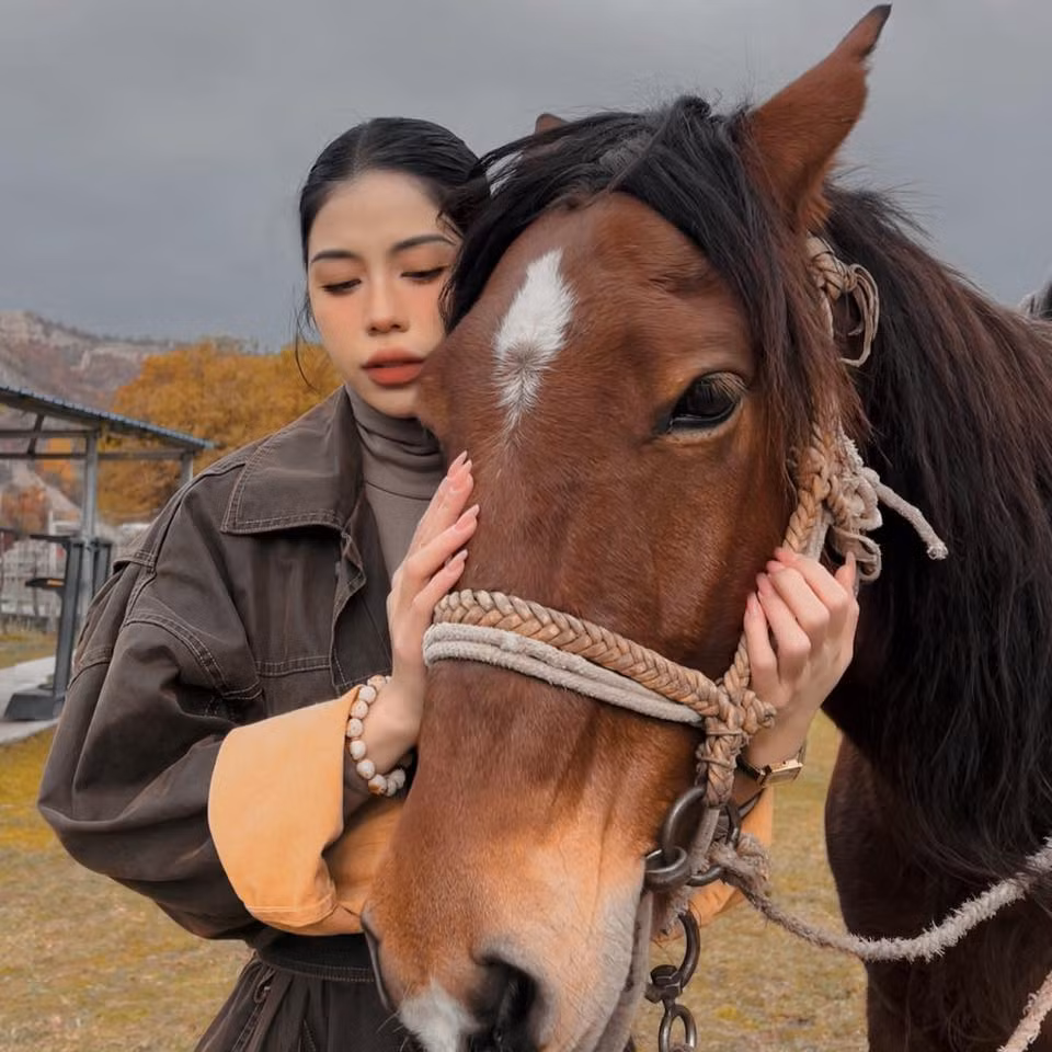 Trên trang cá nhân, cô nàng cũng thường chia sẻ về những chuyến đi đến các vùng đất khác nhau để chính bản thân mục sở thị sản phẩm, mang về bán cho người Việt.