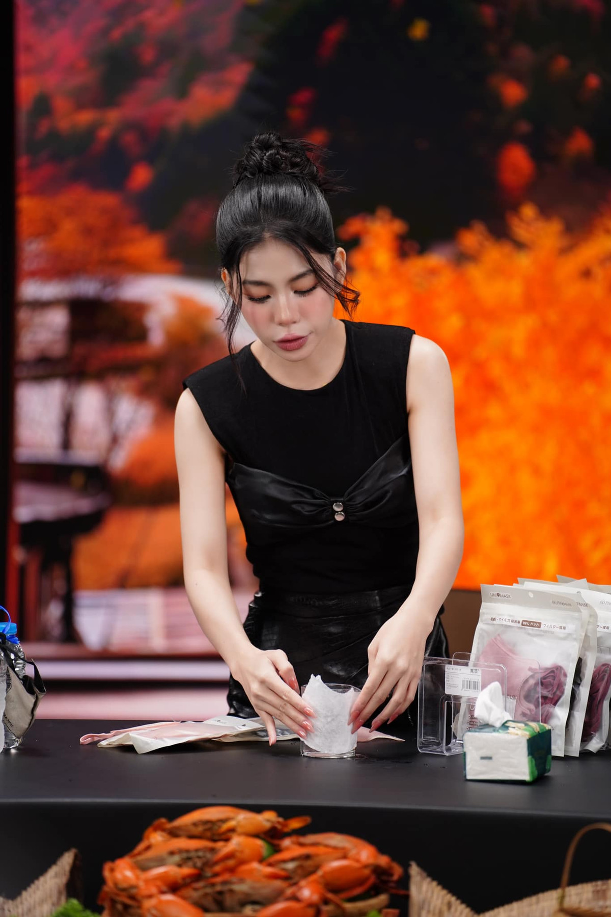 Sau khi bước ra khỏi cuộc hôn nhân không mấy vui vẻ, Hằng Du Mục từng khiến nhiều người lo lắng với vẻ ngoài dù được trang điểm kỹ nhưng vẫn lộ ra dấu vết tiều tụy. Chính vậy khi thấy cô nàng lấy lại được cân bằng cuộc sống và tập trung làm việc, nhiều người đều bày tỏ vui mừng, an tâm. (Ảnh: FBNV)