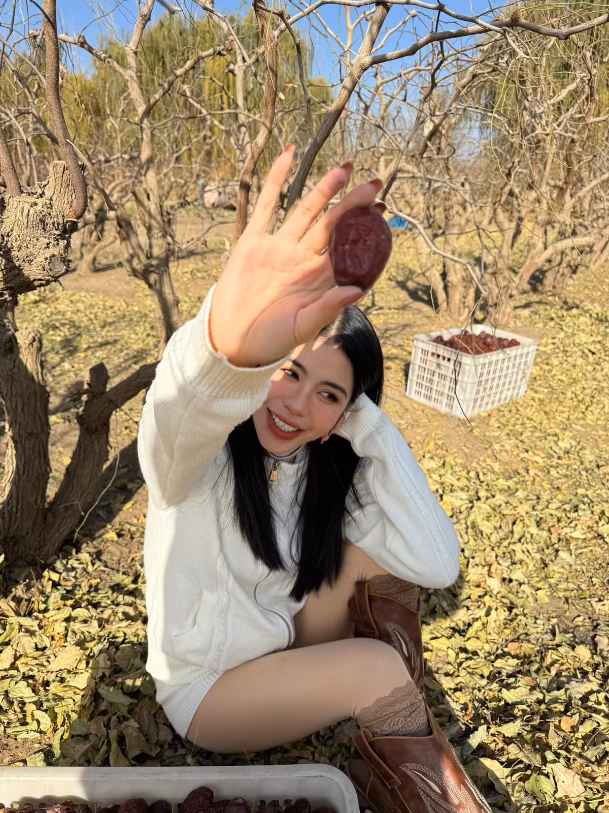 Chiến thần livestream có mặt ở vườn táo đỏ.