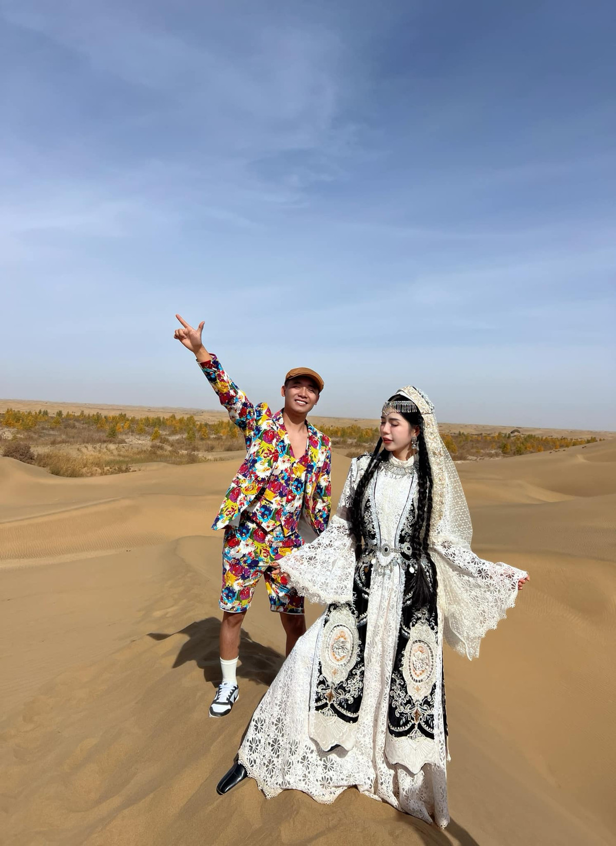 Trong các phiên livestream, cô nàng còn kết hợp với team Quang Linh Vlogs, cùng Nhất Dương và Dịch Dương - 2 con riêng của Tôn Bằng.