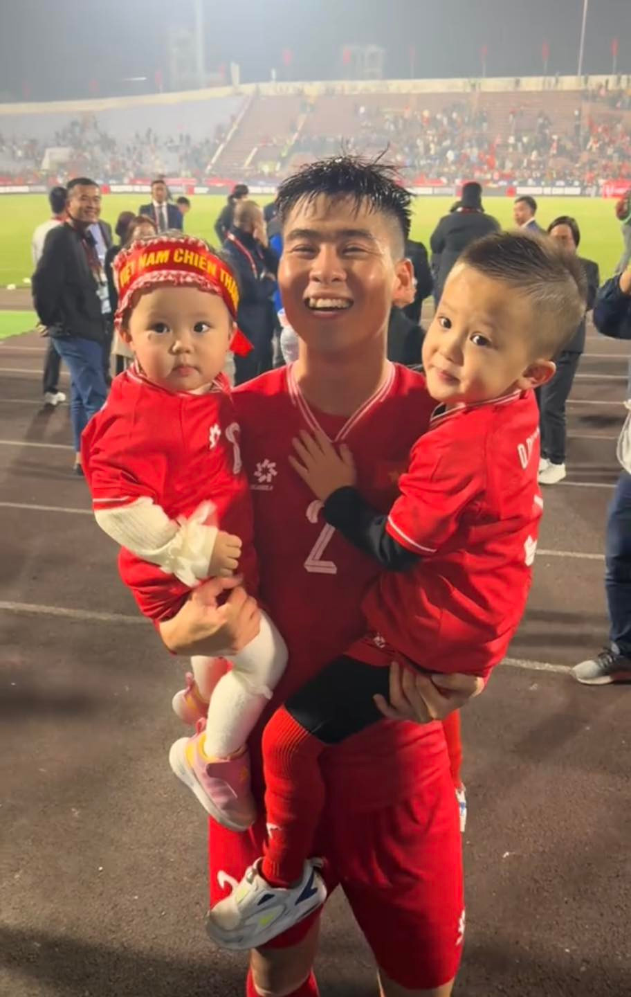 Sau khi hạ Singapore ở lượt về bán kết ASEAN Cup 2024, các cầu thủ tranh thủ thời gian ngắn tại sân để mừng chiến thắng cùng gia đình, bạn bè. Do tập trung đội tuyển, họ từ lâu không được gặp vợ con.