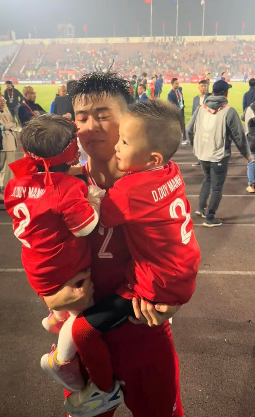 Dội trưởng Đỗ Duy Mạnh kết hôn cùng bà xã Quỳnh Anh vào năm 2020, cả hai đã có hai con đủ nếp, đủ tẻ.