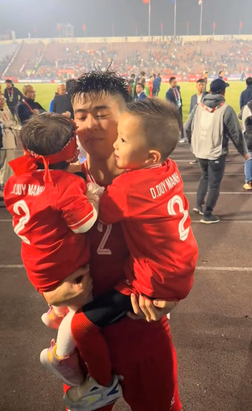 Dội trưởng Đỗ Duy Mạnh kết hôn cùng bà xã Quỳnh Anh vào năm 2020, cả hai đã có hai con đủ nếp, đủ tẻ.