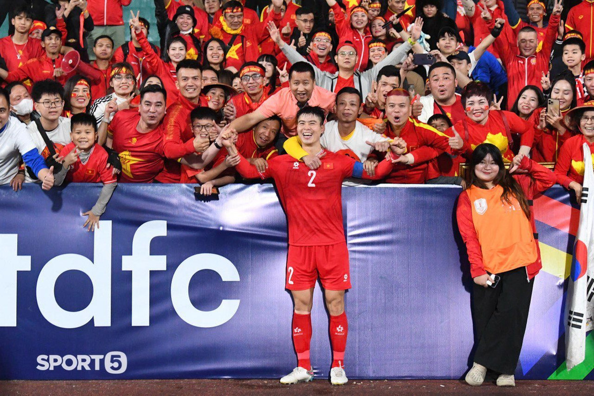 Ngay sau khi hết giờ thi đấu, Duy Mạnh cũng đã tranh thủ đi về phía cổ động viên để cùng ăn mừng chiến thắng. (Ảnh: Sport5)