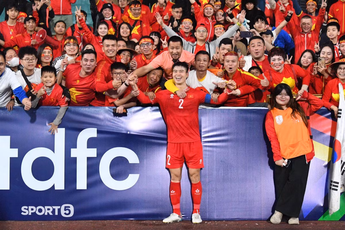 Ngay sau khi hết giờ thi đấu, Duy Mạnh cũng đã tranh thủ đi về phía cổ động viên để cùng ăn mừng chiến thắng. (Ảnh: Sport5)