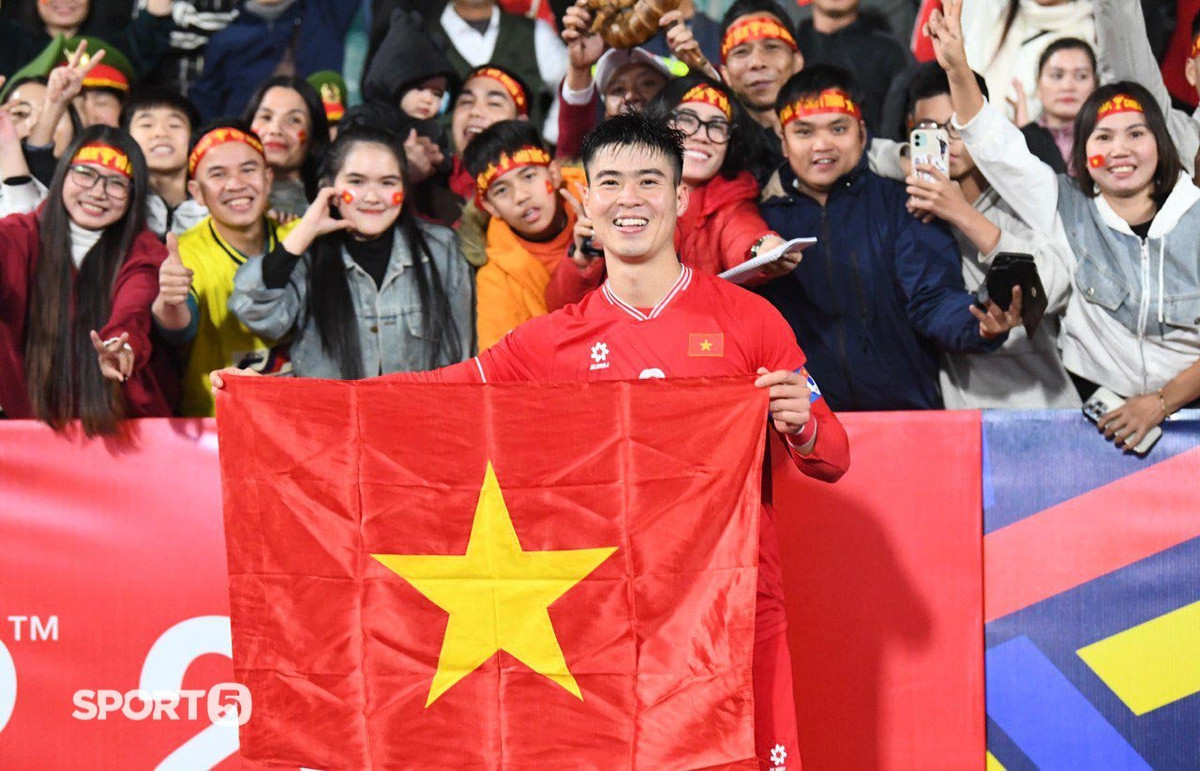 Hành động thân thiện, dễ thương của nam cầu thủ chiếm trọn thiện cảm của người hâm mộ. (Ảnh: Sport5)