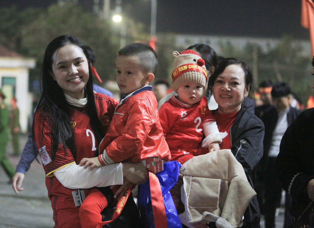 Dù đang áp lực chạy KPI cuối năm về doanh số bán hàng, tuy nhiên vợ Duy Mạnh vẫn dành thời gian để đưa hai em bé đi cổ vũ chồng. Cô cho biết đang phải tập trung livestream, vừa chăm con nhỏ, nhưng đã xin phép nghỉ một ngày 29/12 để đi cổ vũ tuyển Việt Nam trong trận bán kết lượt về giải ASEAN Cup.