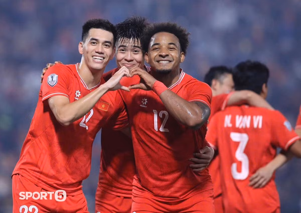 Khoảnh khắc Duy Mạnh cùng Xuân Son và Tiến Linh ăn mừng bàn thắng vô cùng đáng yêu cũng đang viral trên mạng xã hội. (Ảnh: Sport5)