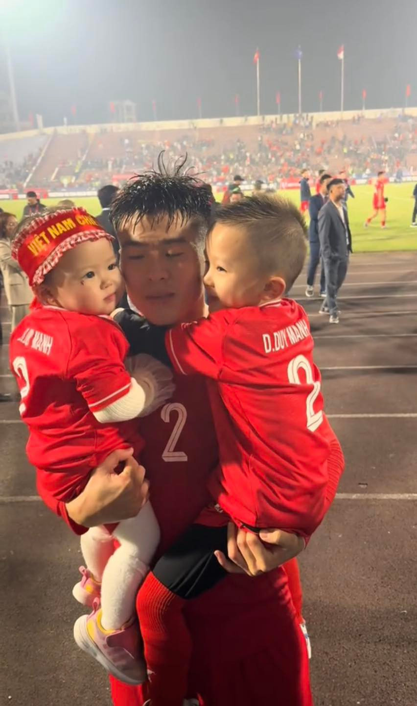 Khoảnh khắc Duy Mạnh chạy nhanh về phía khán đài bế hai con của mình lên trong niềm hạnh phúc được chia sẻ nên nhiều nền tảng mạng xã hội khiến netizen chú ý vì quá đáng yêu.
