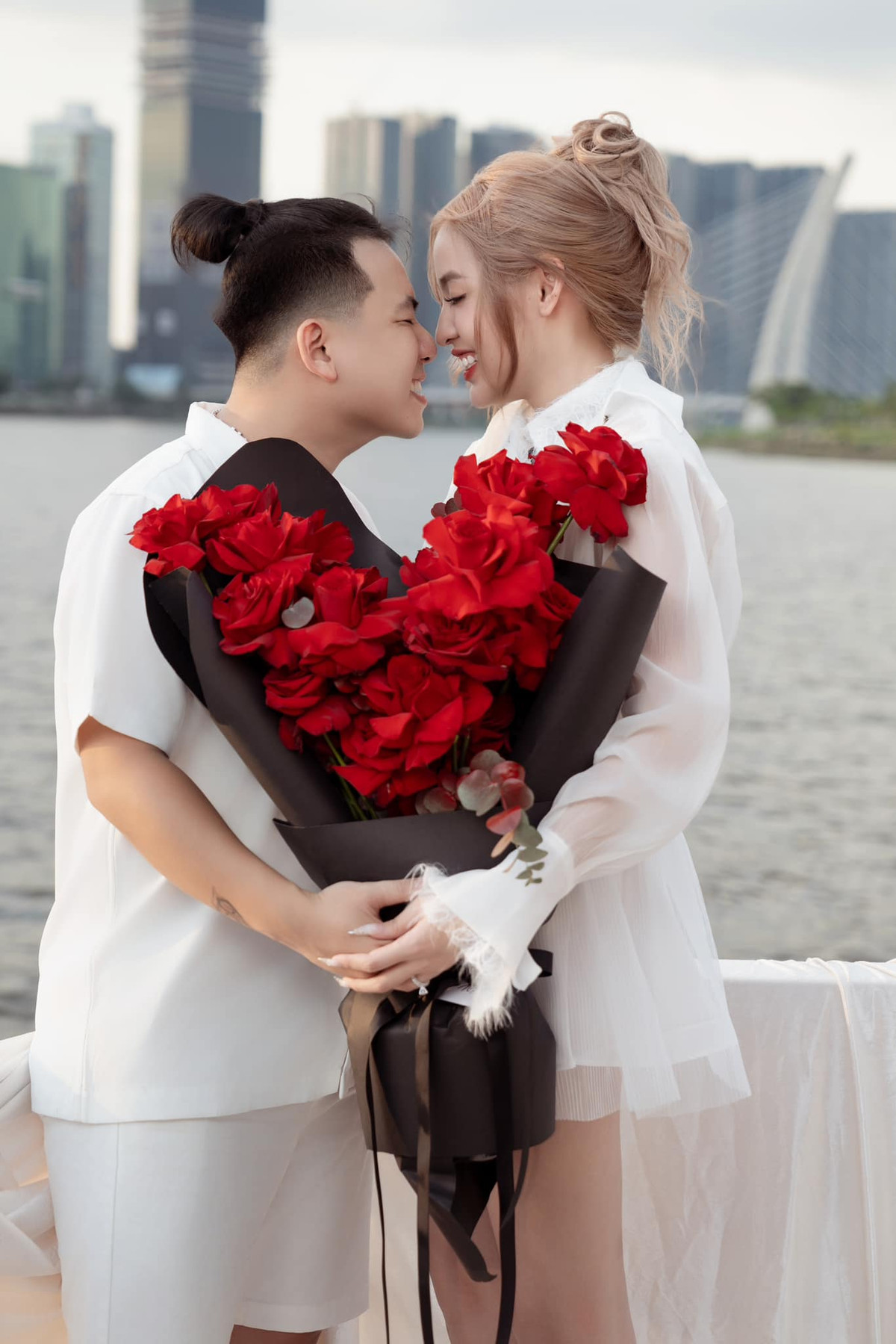 Sau đó, họ tất bật chụp ảnh cưới, chuẩn bị cho hôn lễ diễn ra tại quê nhà Gia Lai và TP.HCM.