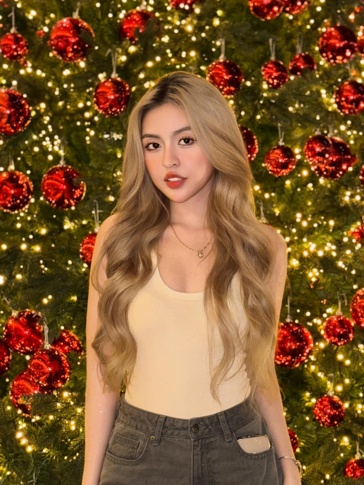 Ở phía dưới phần bình luận, rất nhiều người để lại các ý kiến khác nhau, hầu hết là chỉ ra lỗi sai của cô nàng, cho rằng việc không phân biệt được trầu và cau là sự thiếu hiểu biết: "Đấy là quả cau mà bà", "bà này không phân biệt được cau và trầu ấy luôn hả", "đừng có ai nói là người ta chưa nhìn thấy thì không biết, đây là kiến thức xã hội và cuộc sống cơ bản mà".