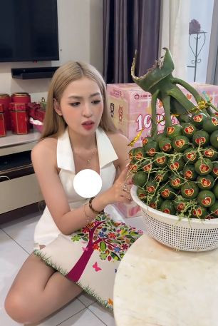 Tuy nhiên, mỹ nhân sinh năm 2000 lại gây ý kiến trái chiều khi không phân biệt được trầu và cau. Trong đoạn video, cô nàng bày tỏ "không biết thời nay còn ai ăn trầu nữa không", rồi chỉ vào buồng cau. Cô nàng còn bày tỏ với người theo dõi rằng ai ăn trầu thì để cô gửi biếu.