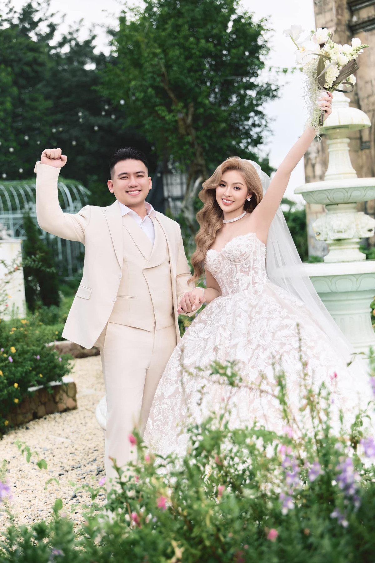 Bên cạnh đó, một số ý kiến cho rằng cô nàng không biết thì có thể hỏi người lớn không nên làm clip rồi đăng lên như vậy. Hơn thế nữa, việc hỏi có ai ăn không để cho là kém duyên, bởi vì dù sao đó cũng là đồ mà nhà trai đã chuẩn bị, cô nàng thay vào đó có thể đem cho những người già họ hàng, hoặc hàng xóm.