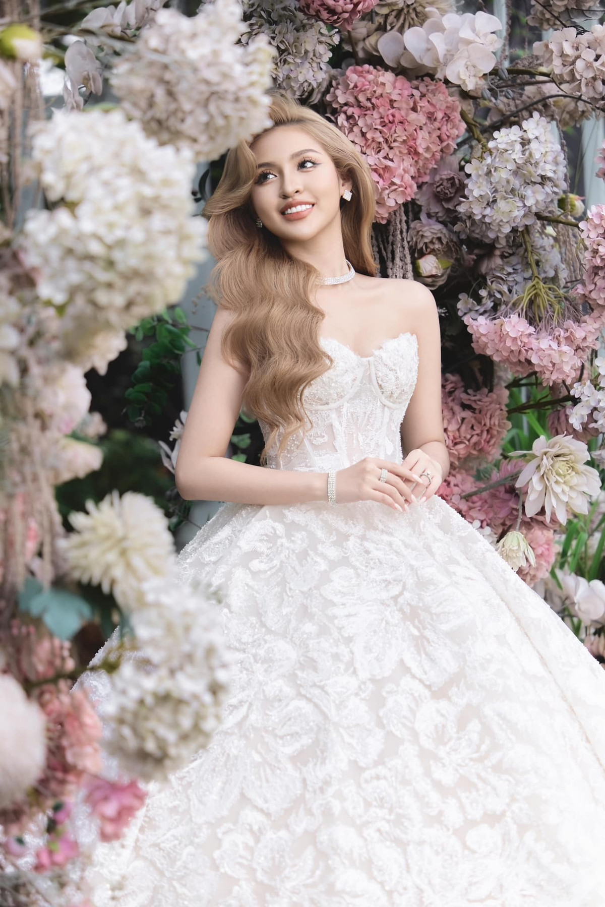 Mới đây, cô nàng vừa tổ chức đám cưới với bạn trai CEO sau thời gian hẹn hò.