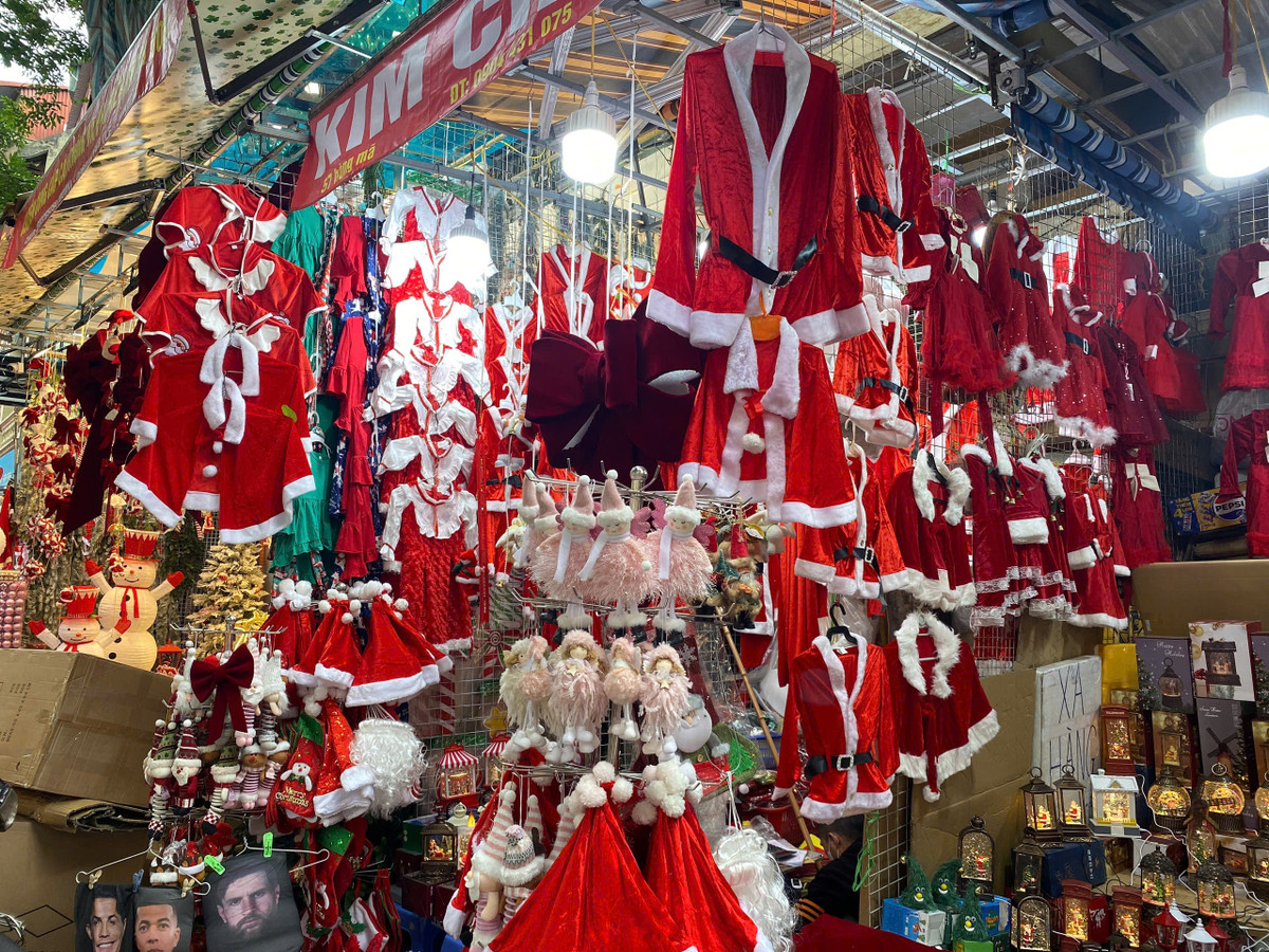 Một cửa hàng chủ yếu bày bán quần áo ông già Noel.