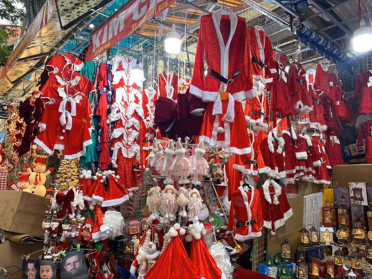 Một cửa hàng chủ yếu bày bán quần áo ông già Noel.