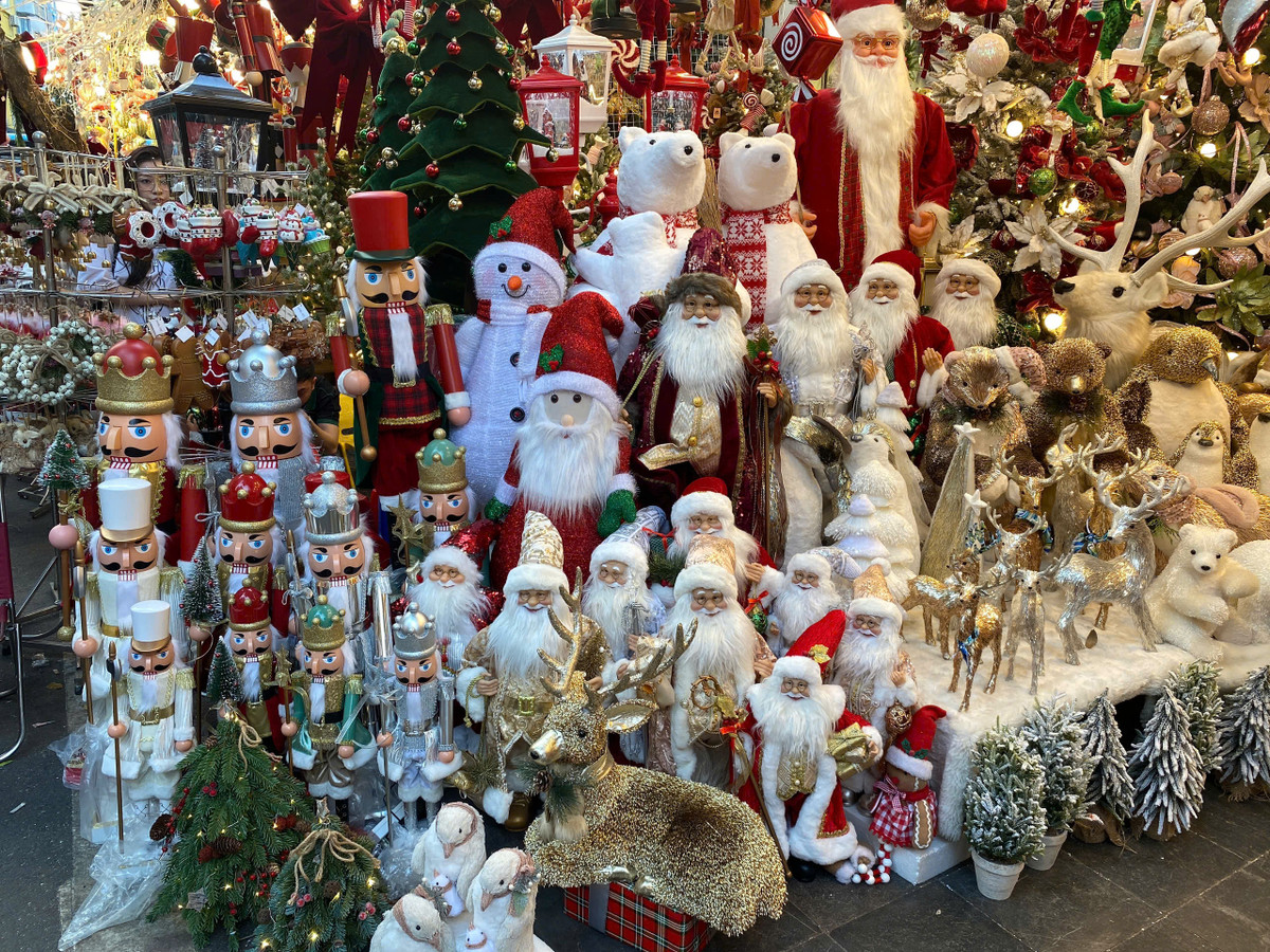 Ngoài ra, rất nhiều mô hình mới lạ năm nay mới xuất hiện như mô hình những chú gấu trắng, mô hình chim cánh cụt hay những con búp bê ngập tràn sắc màu.