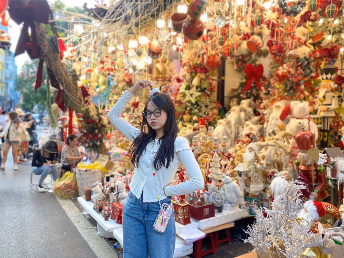 Lượng khách tham quan chủ yếu đổ về Hàng Mã từ chiều đến tối.