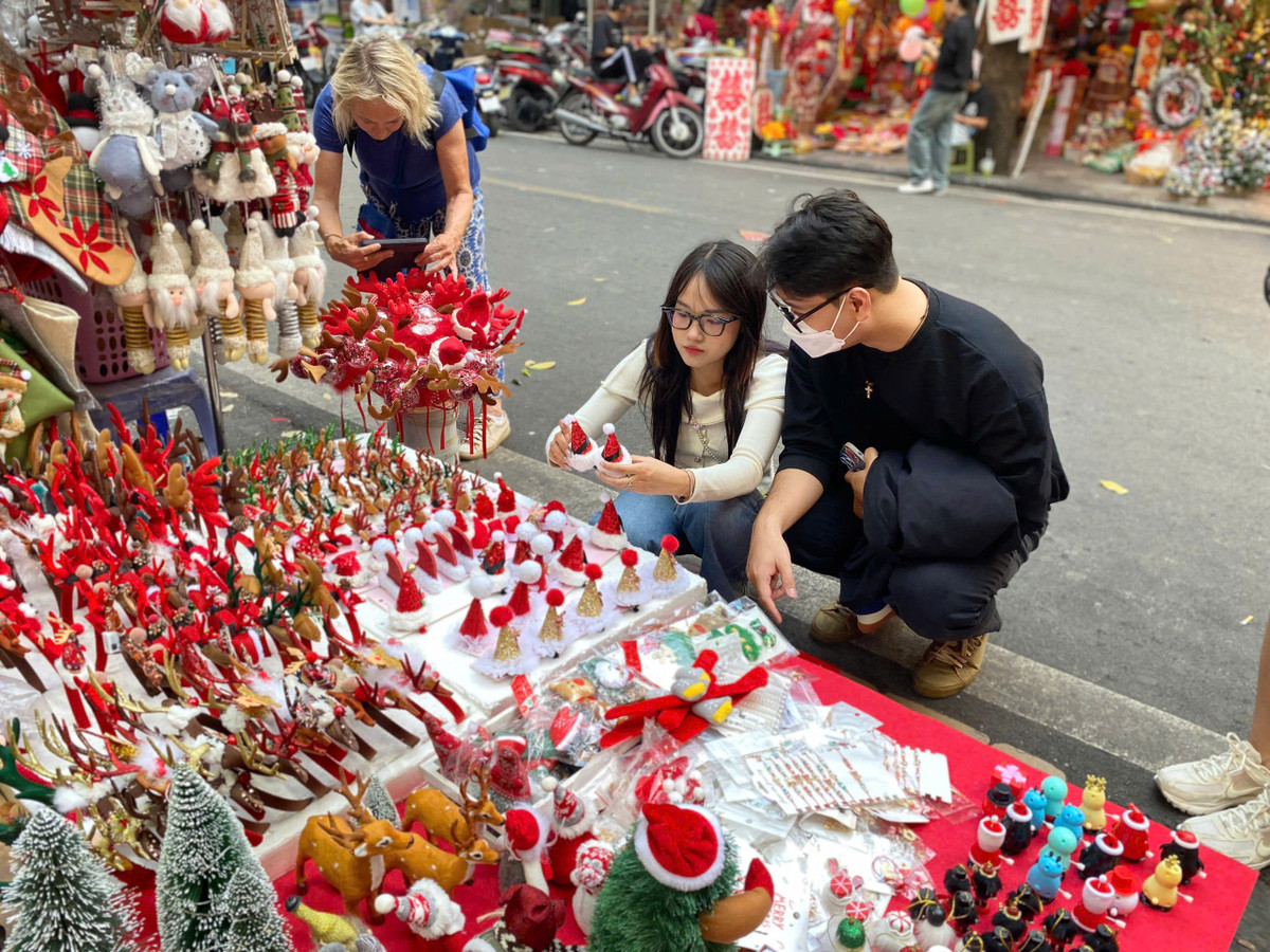 Những món đồ nhỏ xinh như cài tóc hình sừng tuần lộc, mũ ông già Noel được các bạn trẻ rất ưa thích.