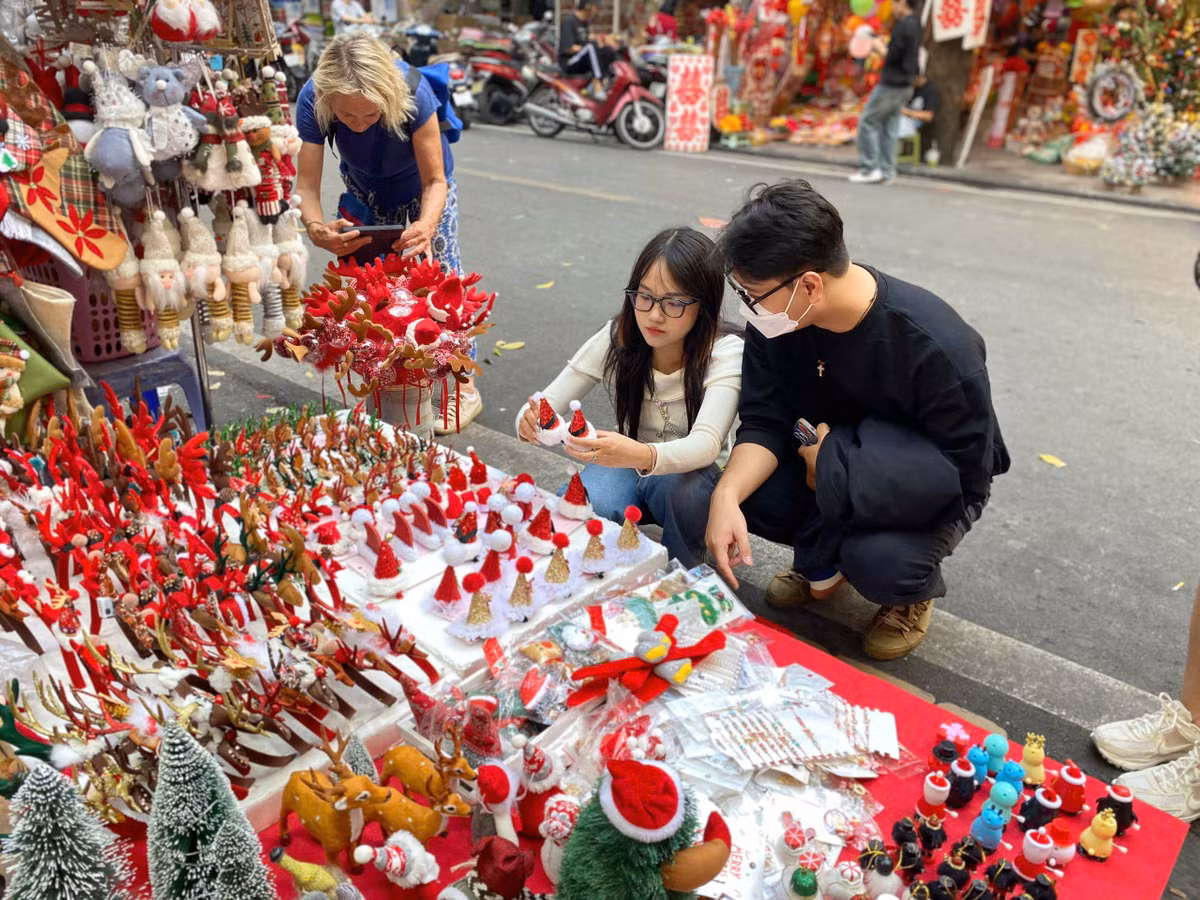 Những món đồ nhỏ xinh như cài tóc hình sừng tuần lộc, mũ ông già Noel được các bạn trẻ rất ưa thích.