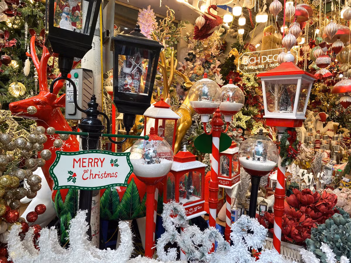 Theo ghi nhận, đồ chơi và đồ trang trí Giáng sinh năm nay tại phố Hàng Mã đa dạng, có nhiều mẫu mã, kiểu dáng. Các mặt hàng quen thuộc trong dịp Giáng sinh được bày bán như: Cây thông, vòng nguyệt quế, ông già Noel, người Tuyết…