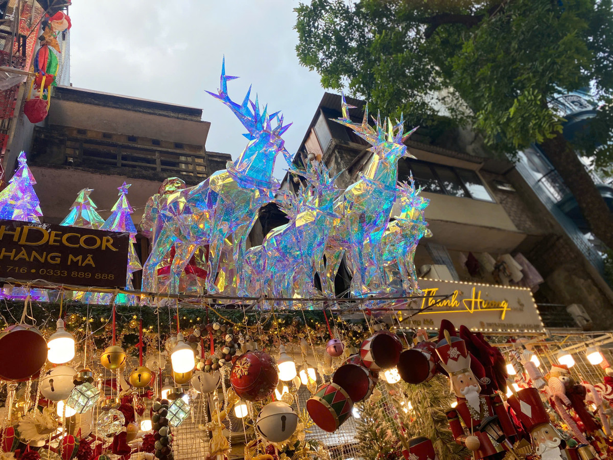 Nhiều cửa hàng đã đầu tư các mô hình khổng lồ như tuần lộc pha lê, mô hình gấu hoa khổng lồ.