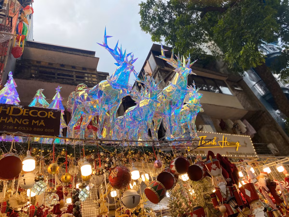 Nhiều cửa hàng đã đầu tư các mô hình khổng lồ như tuần lộc pha lê, mô hình gấu hoa khổng lồ.