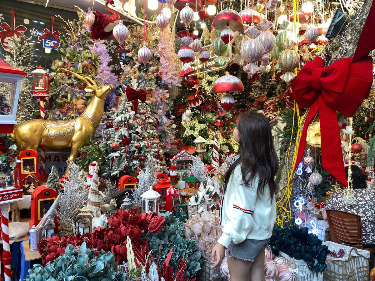 Nhiều bạn trẻ tranh thủ không gian đẹp để check in, chụp ảnh lưu niệm.