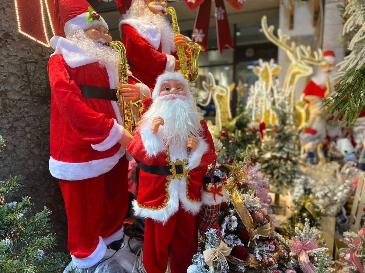 Cũng theo chia sẻ của chủ cửa hàng này, sức mua năm nay thấp hơn hẳn. Các năm trước, khách đã đến rất đông từ thời điểm này, vừa chơi, vừa mua sắm.