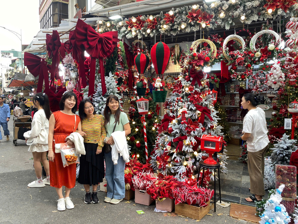 Chỉ còn hơn nửa tháng nữa là đến Giáng sinh, dọc tuyến phố Hàng Mã đã ngập tràn không khí lễ hội, các cửa hàng đều bày bán, trang trí Noel với đa dạng mẫu mã, kiểu dáng.