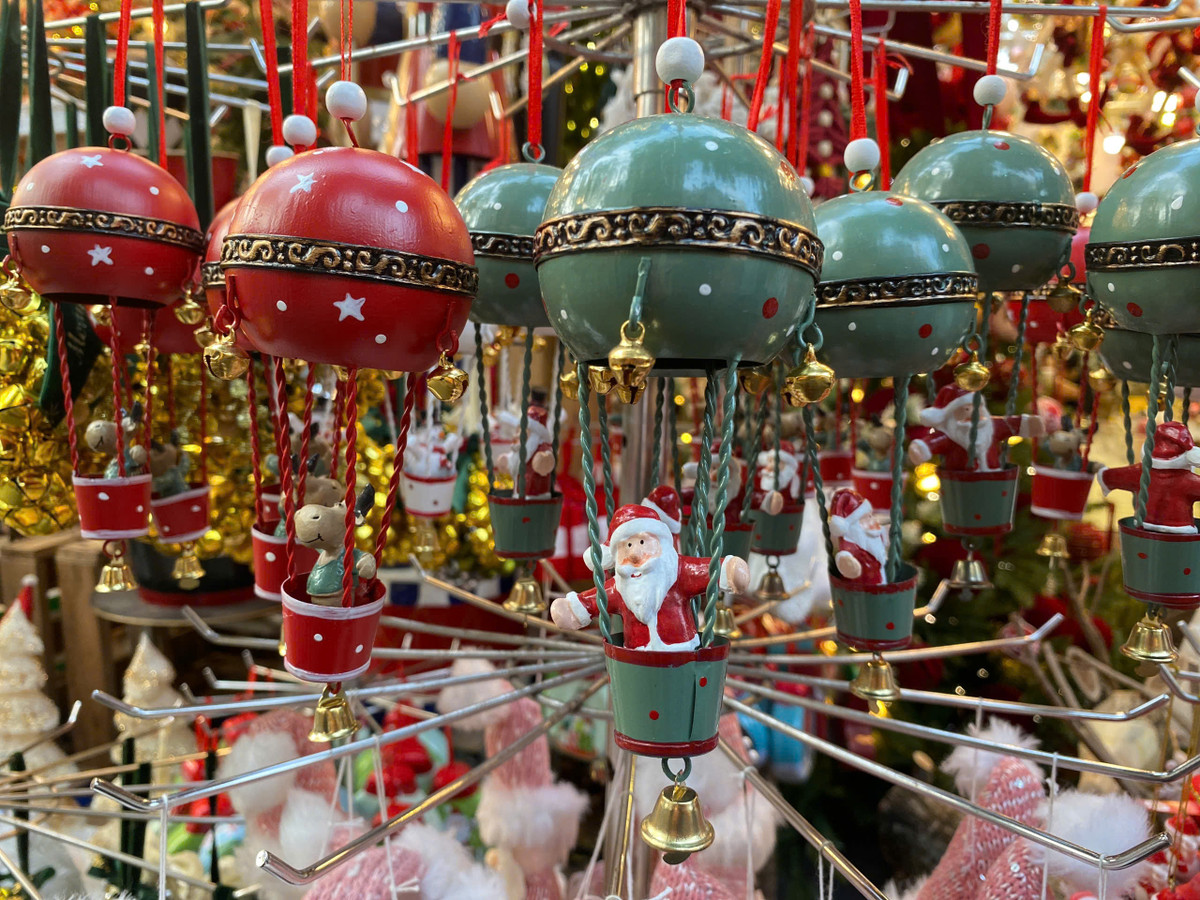 Những món đồ nhỏ trang trí cây thông Noel năm nay cũng có sự đa dạng hơn.