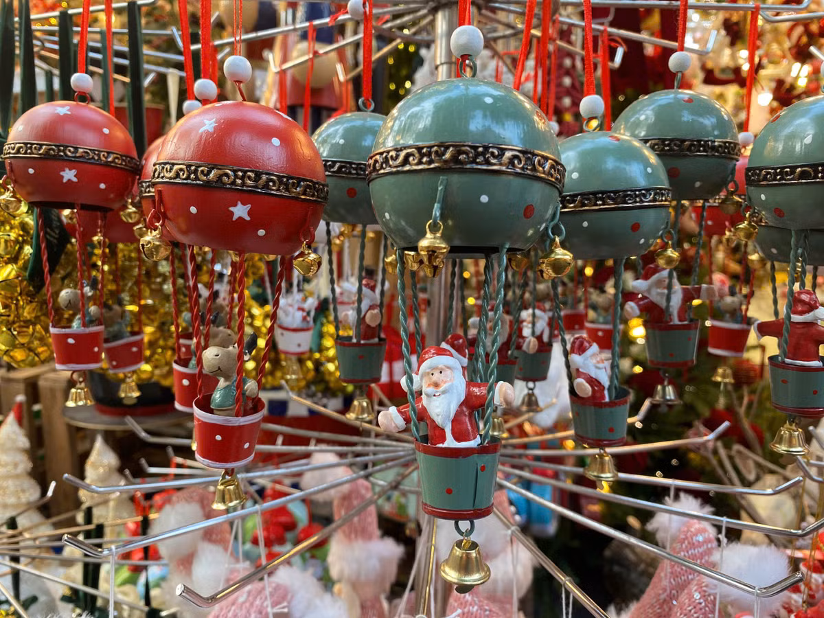 Những món đồ nhỏ trang trí cây thông Noel năm nay cũng có sự đa dạng hơn.