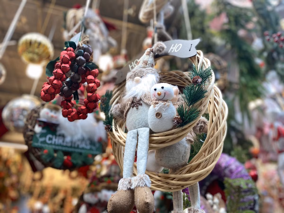 Theo chủ của một cửa hàng trên phố Hàng Mã chia sẻ, các món đồ trang trí có nhiều mức giá khác nhau, từ vài chục nghìn đồng đến hơn trăm nghìn, nhưng cũng không ít những đồ trang trí có giá hơn chục triệu đồng.