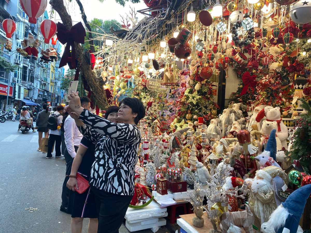 Hàng Mã được trang trí rực rõ, chỉ cần giơ máy lên là có ảnh đẹp.