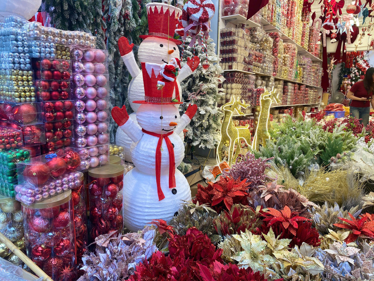 Từng ngóc ngách của phố rực rỡ sắc màu, từ đỏ, vàng, xanh lá đến bạc lấp lánh, tạo thành bức tranh sôi động thu hút đông đảo người dân đến thăm quan, mua sắm và chụp ảnh lưu niệm.