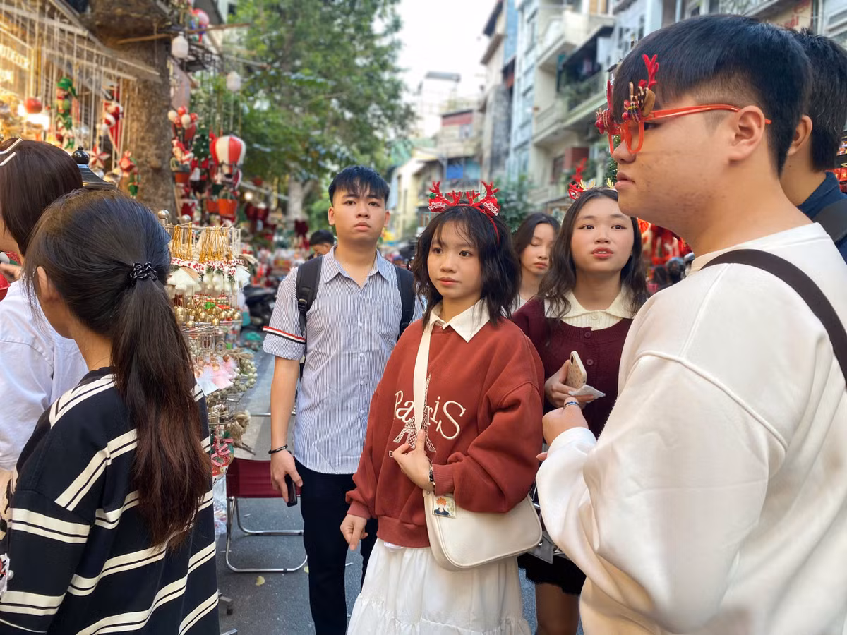 Một nhóm học sinh tranh thủ tan học sớm để tham quan phố Hàng Mã.