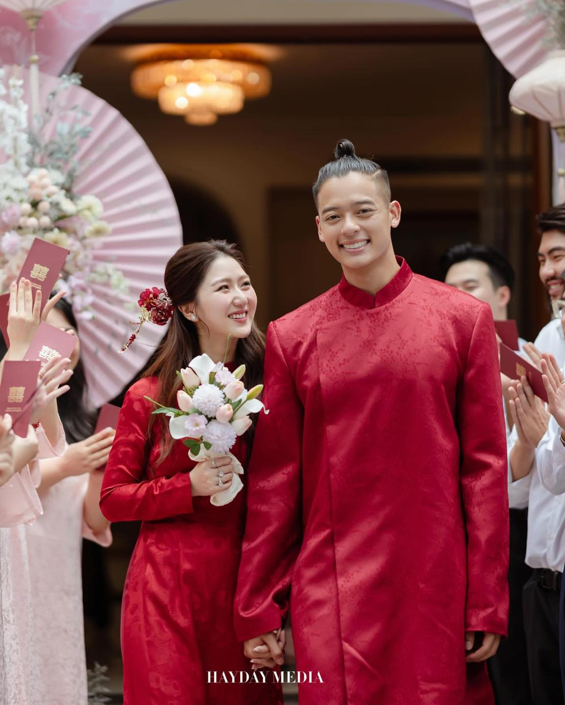 Trước đó, vào ngày 30/7, cặp đôi đã tổ chức lễ ăn hỏi ấm cúng bên gia đình, người thân và những bạn bè thân thiết.