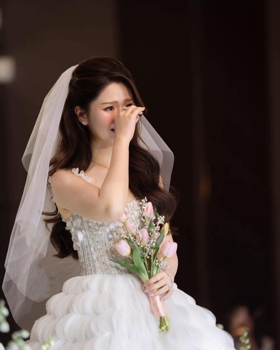 Là nhân vật chính của lễ cưới, Hà My thu hút mọi ánh nhìn bởi vẻ ngoài xinh đẹp, rạng ngời tựa như nàng công chúa trong các câu chuyện cổ tích.