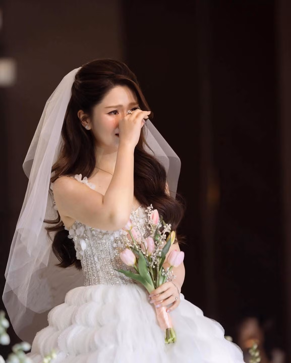 Là nhân vật chính của lễ cưới, Hà My thu hút mọi ánh nhìn bởi vẻ ngoài xinh đẹp, rạng ngời tựa như nàng công chúa trong các câu chuyện cổ tích.